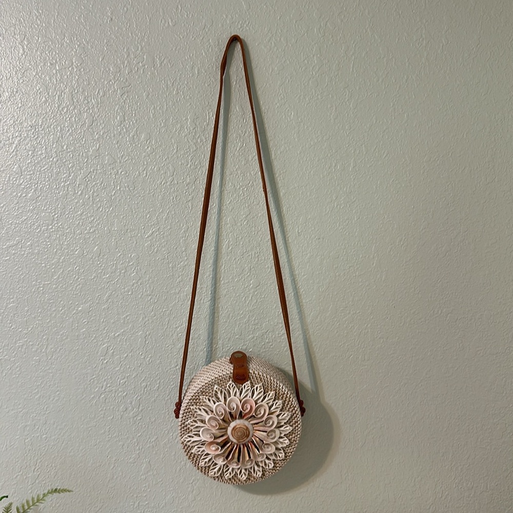 Round rattan seashell bag - Picture 2 of 11